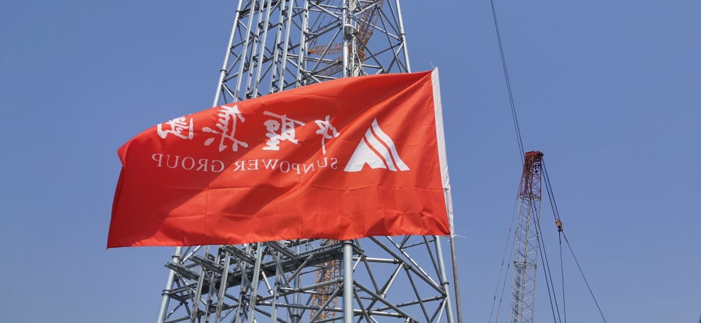 攻坚突破 | 中圣高科公司渤化项目160米高火炬塔架顺利封顶